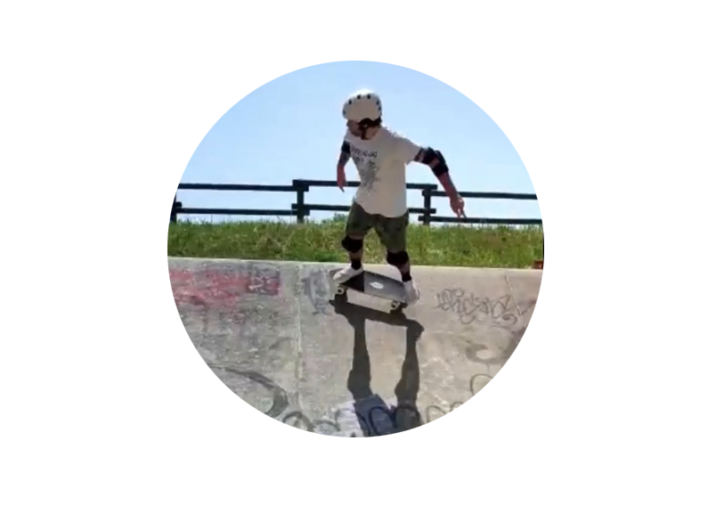 Silvestre en surfskate au pumptrack